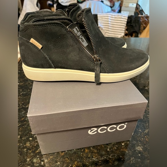 Ecco Soft low cut zip booties - Picture 6 of 8